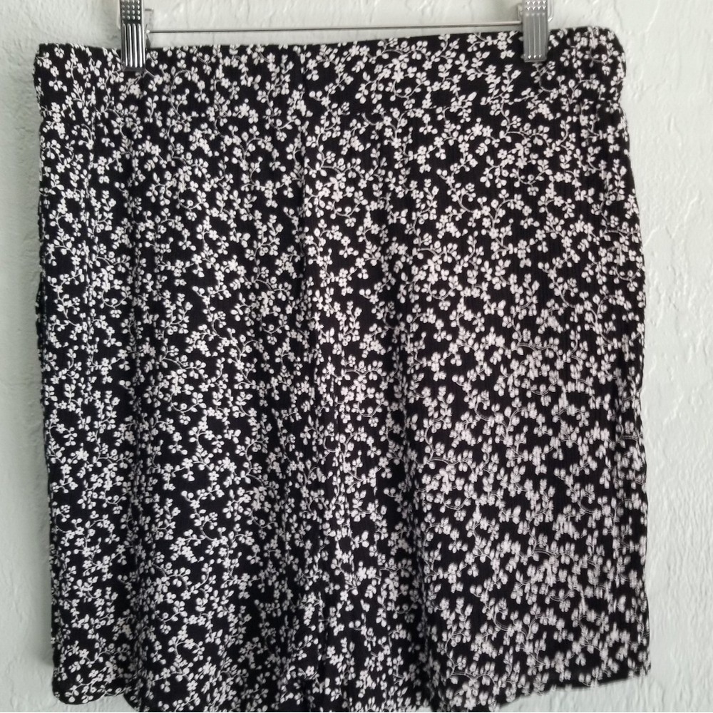 West Loop womens Shorts L/XL Black & White Floral print Elastic Waist Drawstring